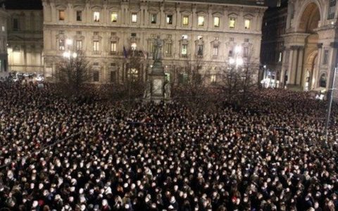 Κατά χιλιάδες οι Ιταλοί περικυκλώνουν τη Σκάλα του Μιλάνου για το τελευταίο αντίο στον μαέστρο Αμπάντο