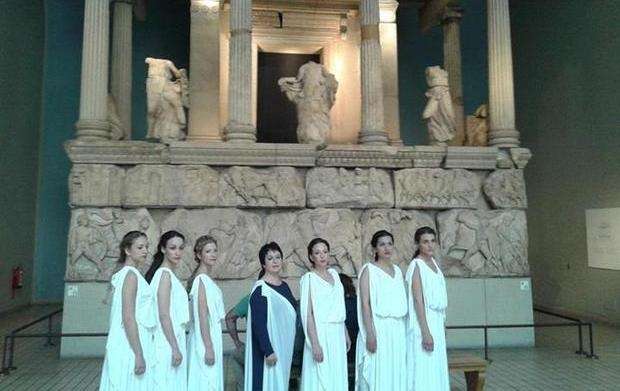 Ελληνίδες ζωντανές "Καρυάτιδες" στο Βρετανικό Μουσείο