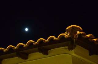 ©Hara Vagdatzoglou‎: στο Επταπύργιο με φεγγάρι