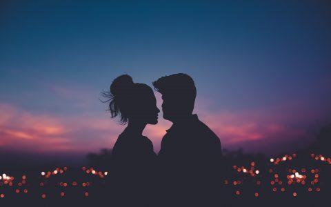 8 επιστημονικά αποδεδειγμένοι τρόποι για να κάνεις έναν άντρα να ερωτευτεί