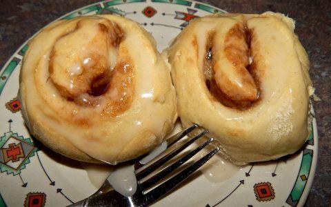 Εύκολα και λαχταριστά cinnamon rolls με γλάσο