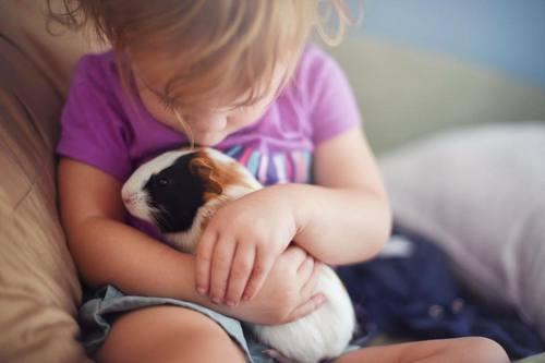Παιδιά και ζώα: οι πιο αθώες αγκαλιές