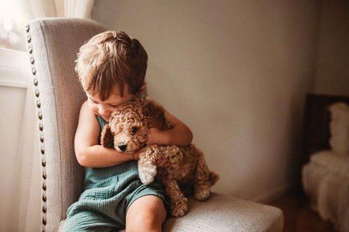 Παιδιά και ζώα: οι πιο αθώες αγκαλιές