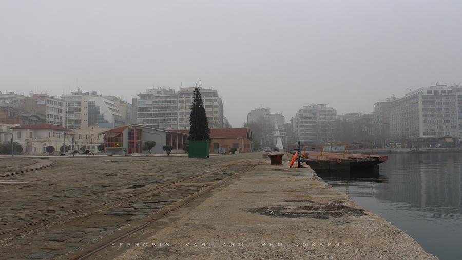Το Λιμάνι της Θεσσαλονίκης στην ομίχλη, από την Ευφροσύνη Βασίλαρου