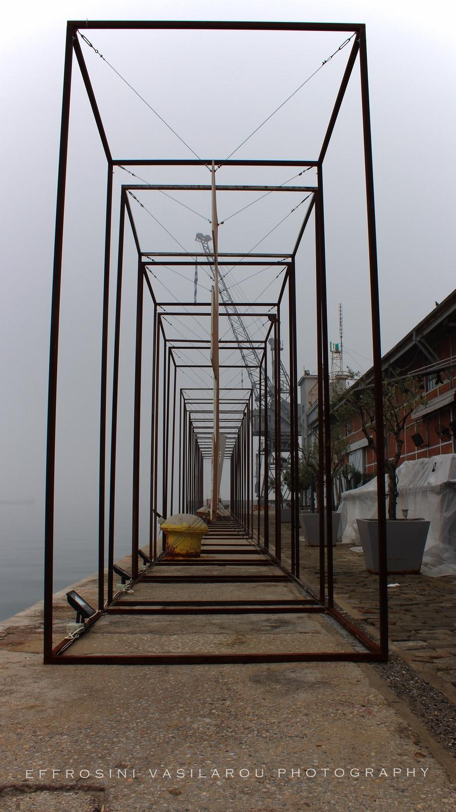 Το Λιμάνι της Θεσσαλονίκης στην ομίχλη, από την Ευφροσύνη Βασίλαρου