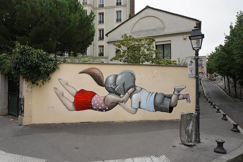 Παιδιά με κράνη ιπποτών παίζουν στους δρόμους του Παρισιού!