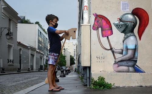 Παιδιά με κράνη ιπποτών παίζουν στους δρόμους του Παρισιού!