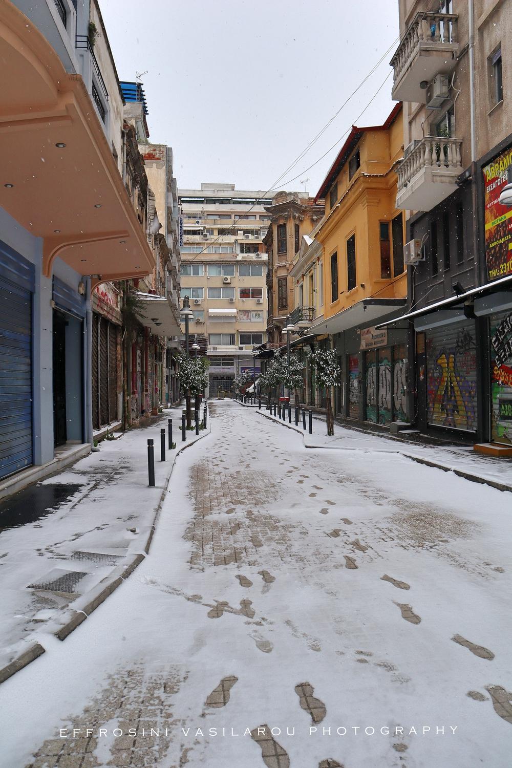 Περπατώντας στη χιονισμένη Θεσσαλονίκη, από την Ευφροσύνη Βασίλαρου