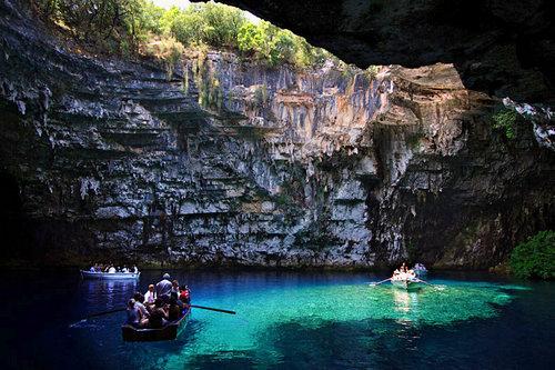 Λίμνη Μελισσάνης: το ομορφότερο βαραθροσπήλαιο της Ελλάδας!