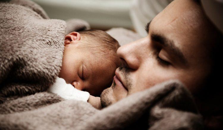 11 συμβουλές για να βοηθήσετε το μεγαλύτερο παιδάκι σας να δεχτεί το καινούριο μωρό