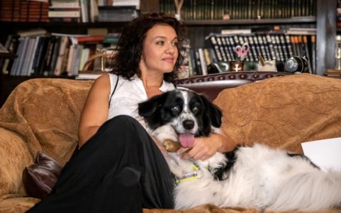 Η Ιωάννα Εμμανουήλ συνομιλεί με την Κατερίνα Σιδέρη για το νέο album "Σκύλος στο δρόμο"